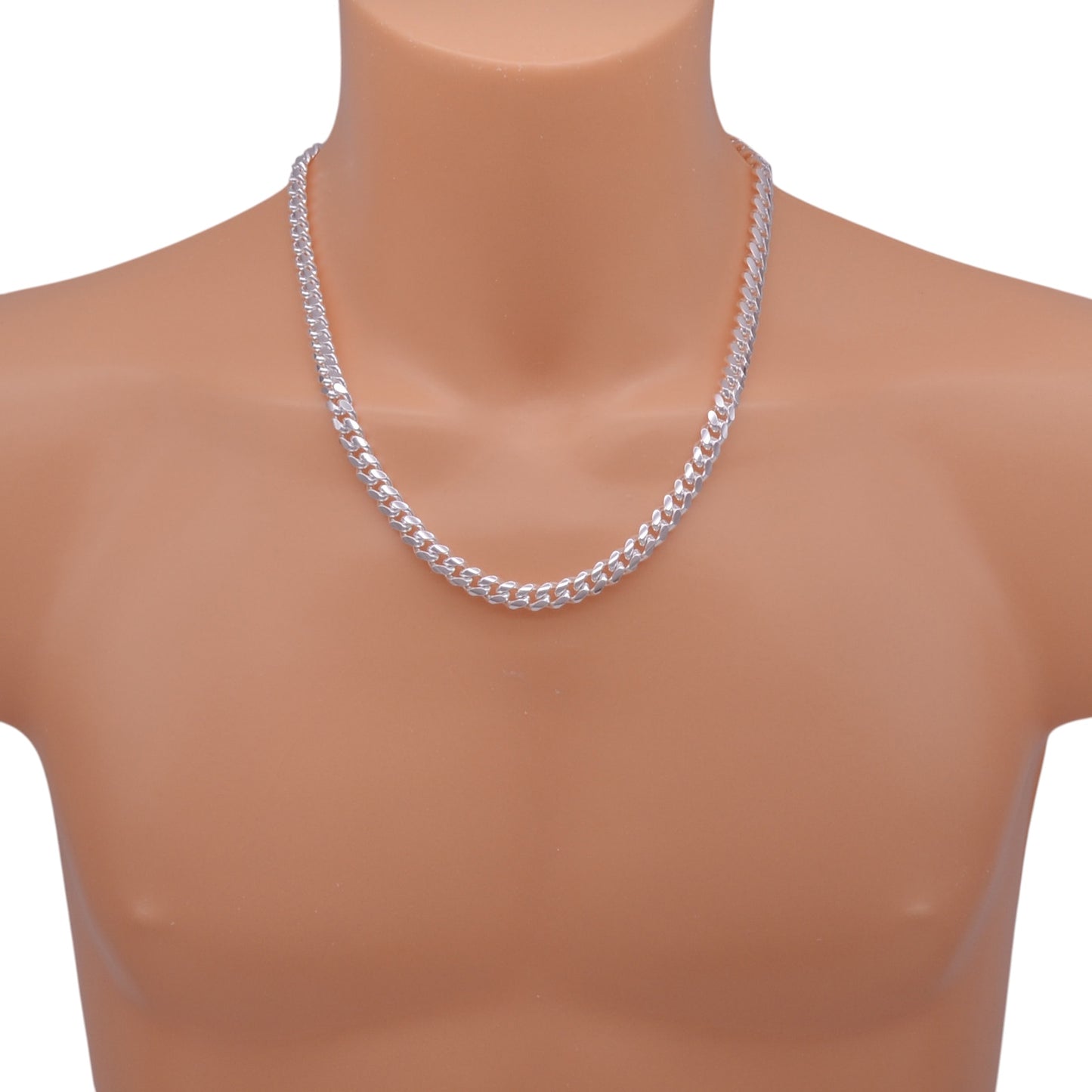 De schakels van dit collier zijn 8 mm breed en 4,6 mm dik. Samen vormen zij ’n zware zilveren ketting van 56 cm en bijna 100 gram. Afgeprijsd!