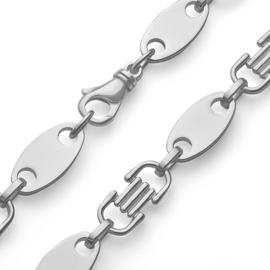 Close-up van zware zilveren herenketting, 12 mm breed met ovale platen en stevige karabijnsluiting. Met subtiele glans en robuuste uitstraling.