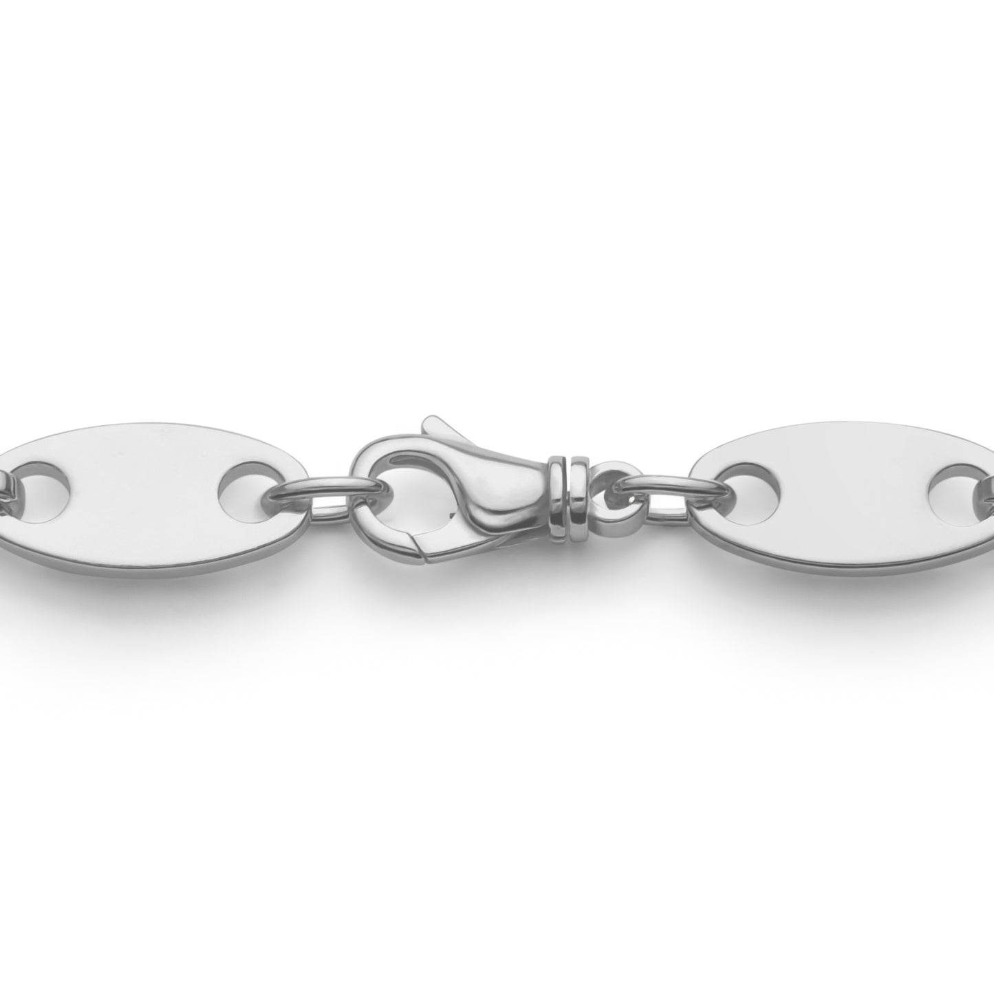 Close-up van karabijnsluiting van 12 mm zilveren ketting, stevig en strak afgewerkt met glad oppervlak en betrouwbare, veilige sluiting.