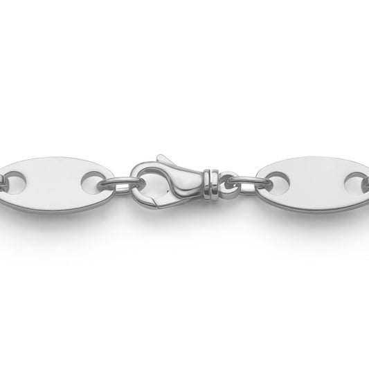 Close-up van karabijnsluiting van 12 mm zilveren ketting, stevig en strak afgewerkt met glad oppervlak en betrouwbare, veilige sluiting.