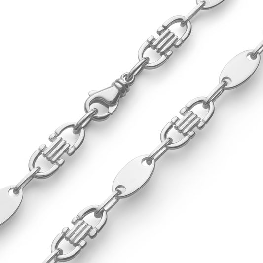Close-up van zilveren schakelketting voor heren, 8 mm breed met ovale plaatjes en een stevige karabijnsluiting. Strak afgewerkt met diepe glans.
