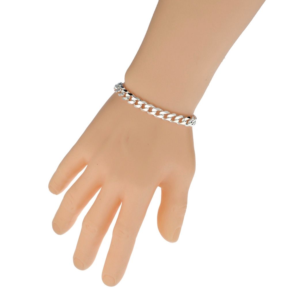 Dit sieraad wordt geleverd in een satijnen bewaarzakje. Liever een armbanddoosje? Kies dan voor een cadeauverpakking tegen kleine meerprijs.