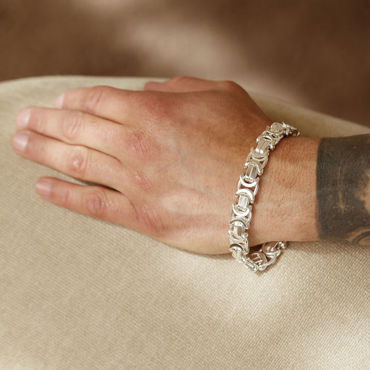 Deze zware schakelarmband voor heren is 12 mm breed en verkrijgbaar in diverse lengtematen. Perfect als cadeau voor jezelf of voor een ander.