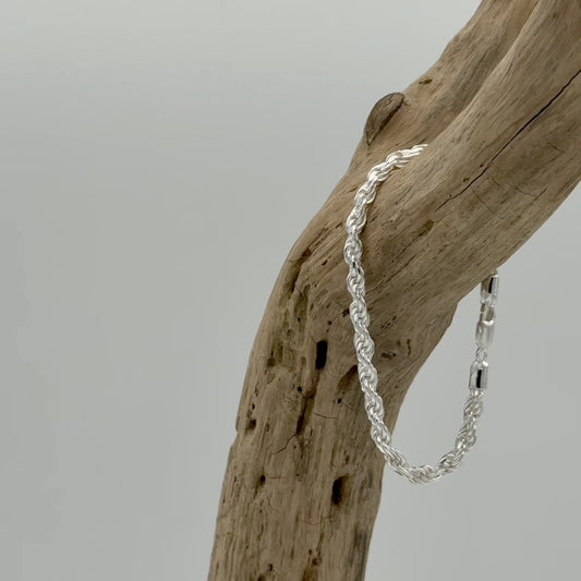 Zilveren koord armband, 5 mm breed van massief zilver met gedraaide rope schakel. Subtiele glans en tijdloze uitstraling voor dagelijks dragen