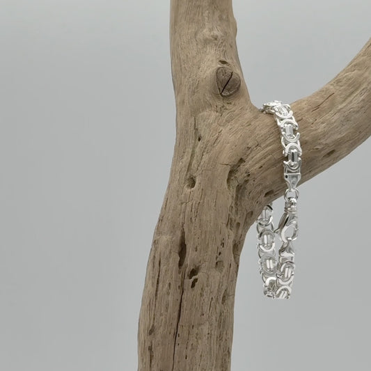 Platte koningsarmband met stevige schakels van massief 925 zilver. Deze schakelarmband voor heren heeft een krachtige, stijlvolle uitstraling.