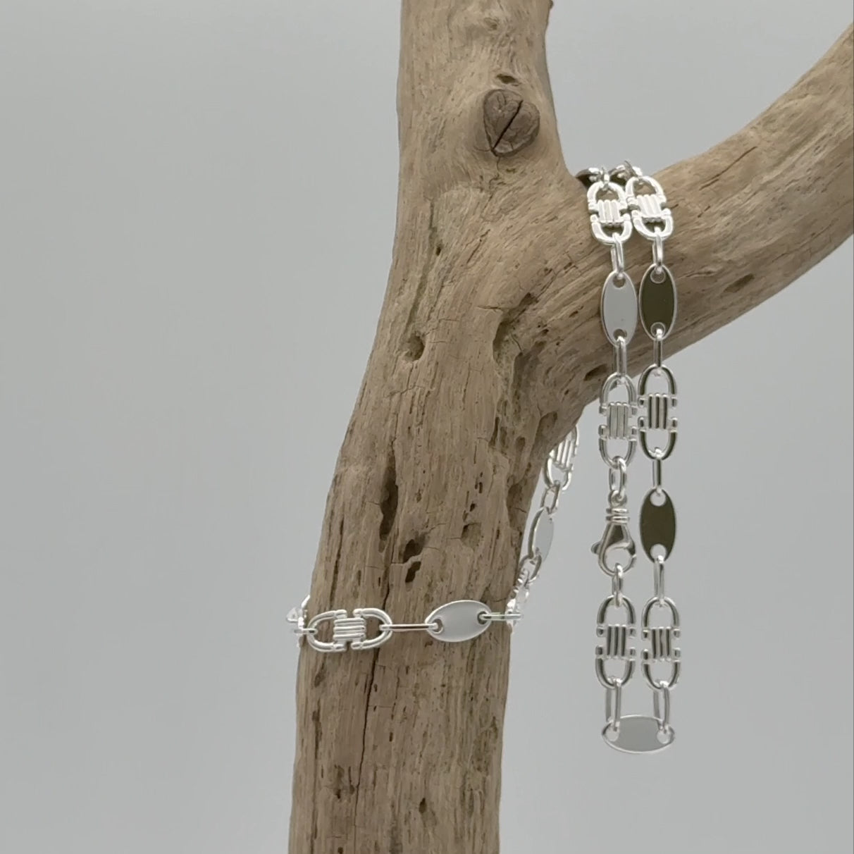 Zilveren schakelketting voor heren, 8 mm breed. Met gladde ovale platen en langwerpige schakels met reliëf voor een luxe en stoere uitstraling.