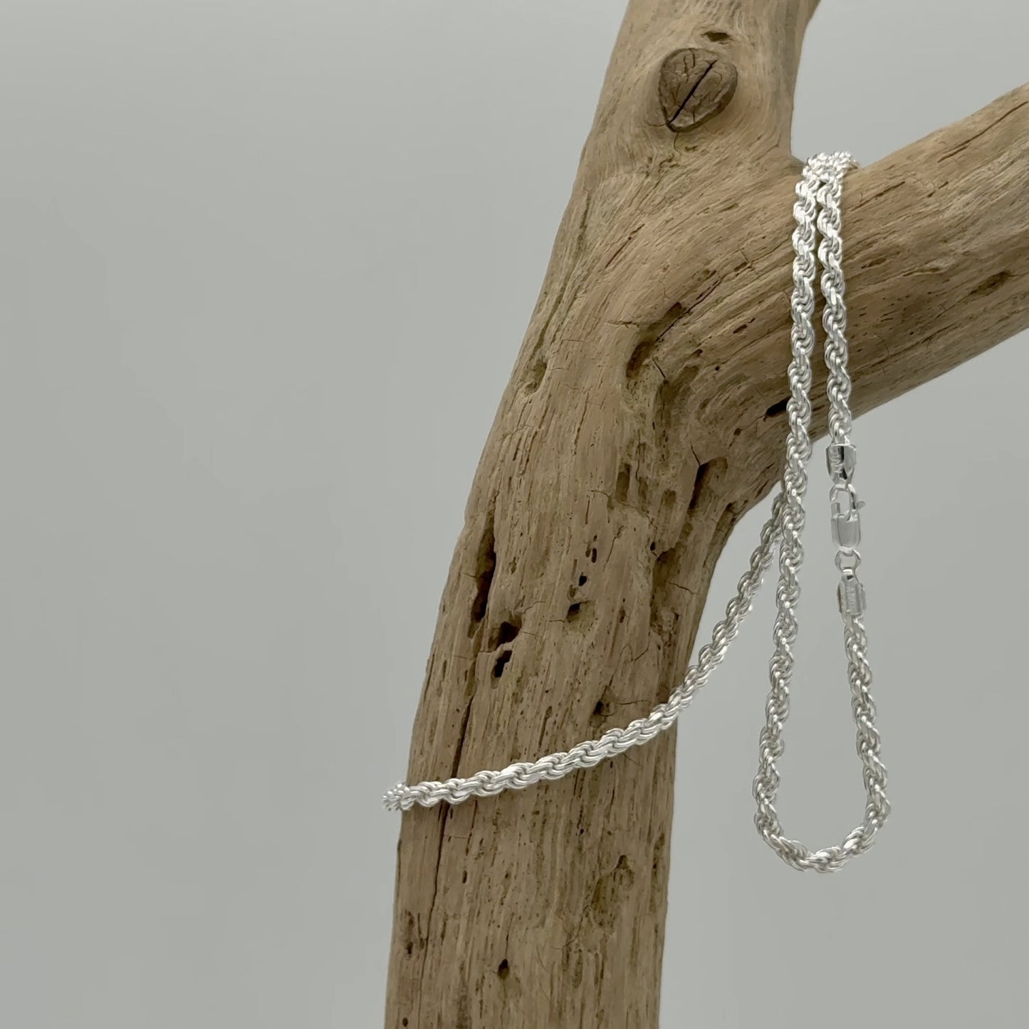 Zilveren koord ketting 4 mm van 925 zilver met gedraaide rope schakel, subtiele glans en luxe uitstraling, ontworpen voor zowel dames als heren