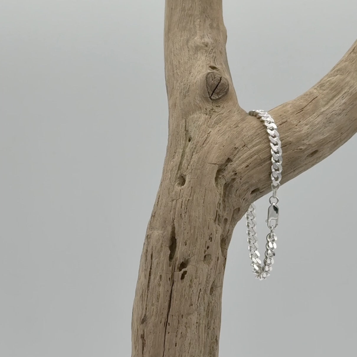 Zilveren gourmetarmband 5,8 mm breed - 925 zilver, massieve schakels en tweezijdig geslepen, met natuurlijke kleur en prachtige glans.