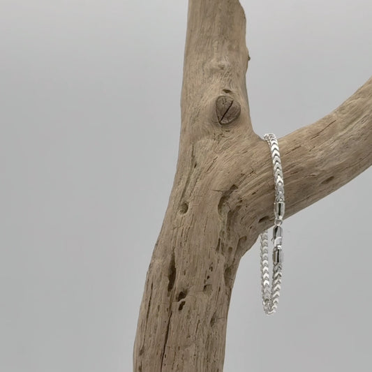 Close-up video van een 4 mm franco armband van 925 zilver, stevige armbandvoor heren met robuuste look en mooie reflectie tijdens bewegen.