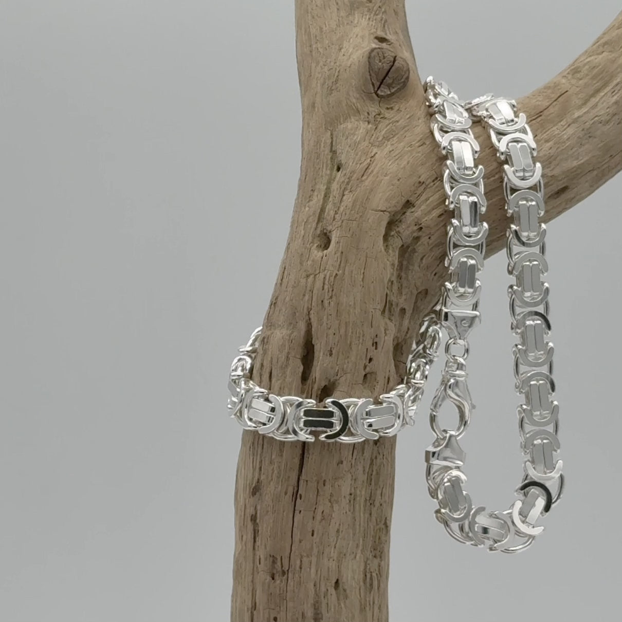 Koningsketting van massief 925 zilver. Door de dikte van de schakels heeft deze chain veel massa en gewicht en creëert ‘ie een krachtige look.