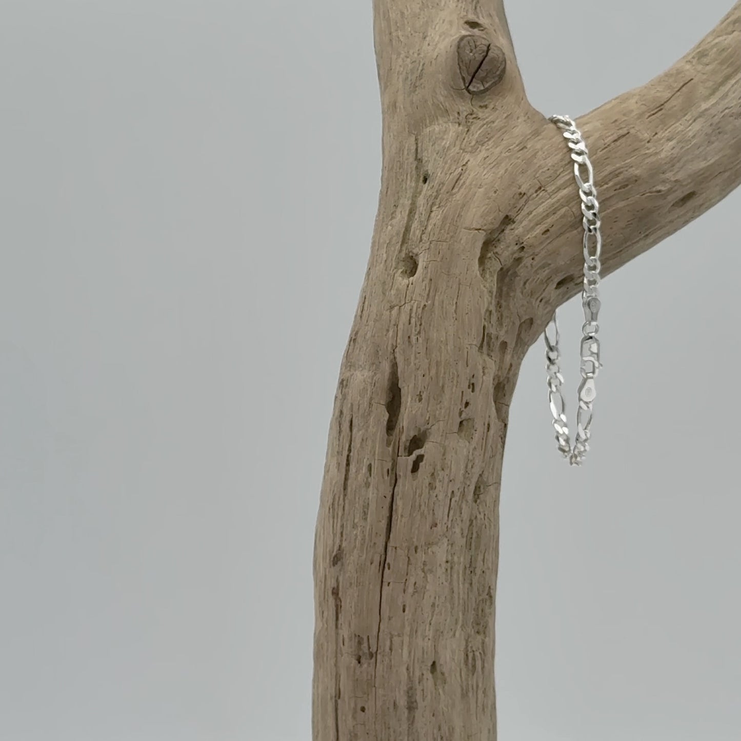 Zilveren figaro armband, 4,5 mm van 925 zilver met fijn schakelpatroon en een subtiele glans. Elegant en stijlvol, voor zowel heren als dames.