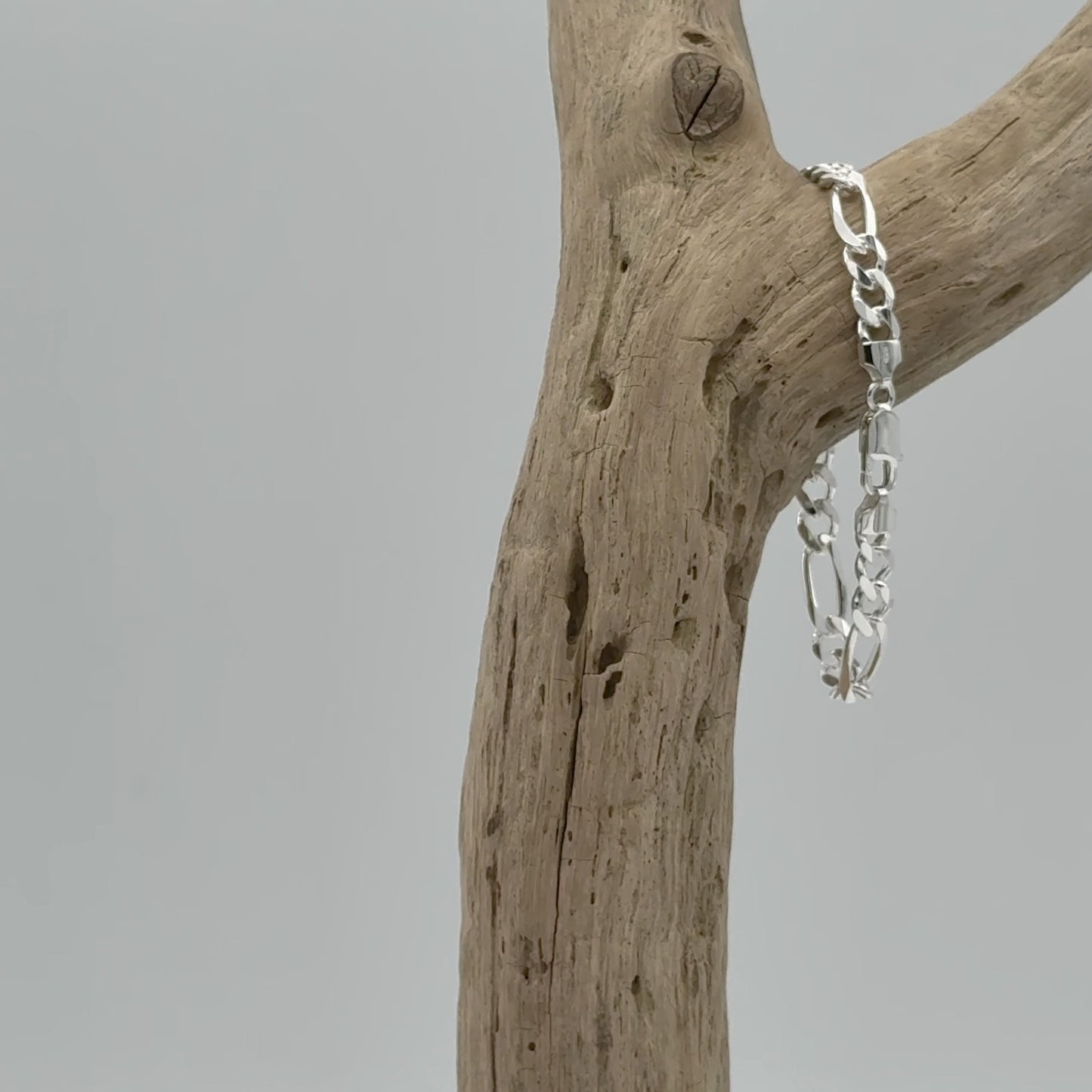 Zilveren schakelarmband, 7,5 mm van 925 zilver met figaro schakelpatroon. Italiaanse kwaliteit met een robuuste uitstraling en luxe glans.