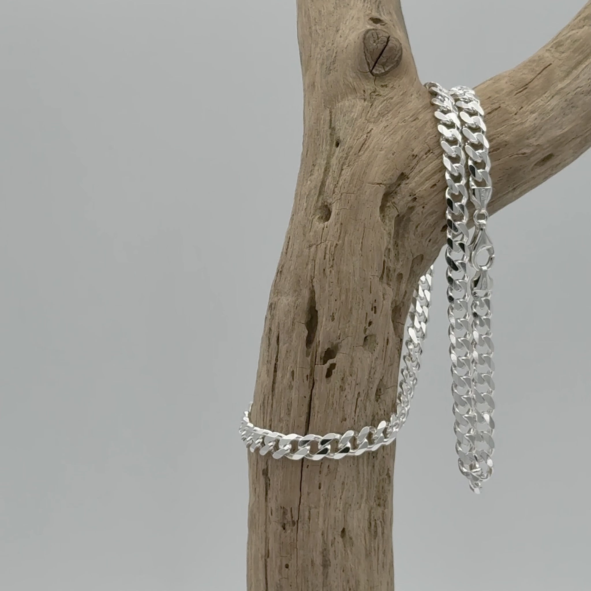 Platte zilveren gourmet ketting, 7,5 mm breed van 925 zilver. Stevige schakel met mooie glans en krachtige en opvallende uitstraling.