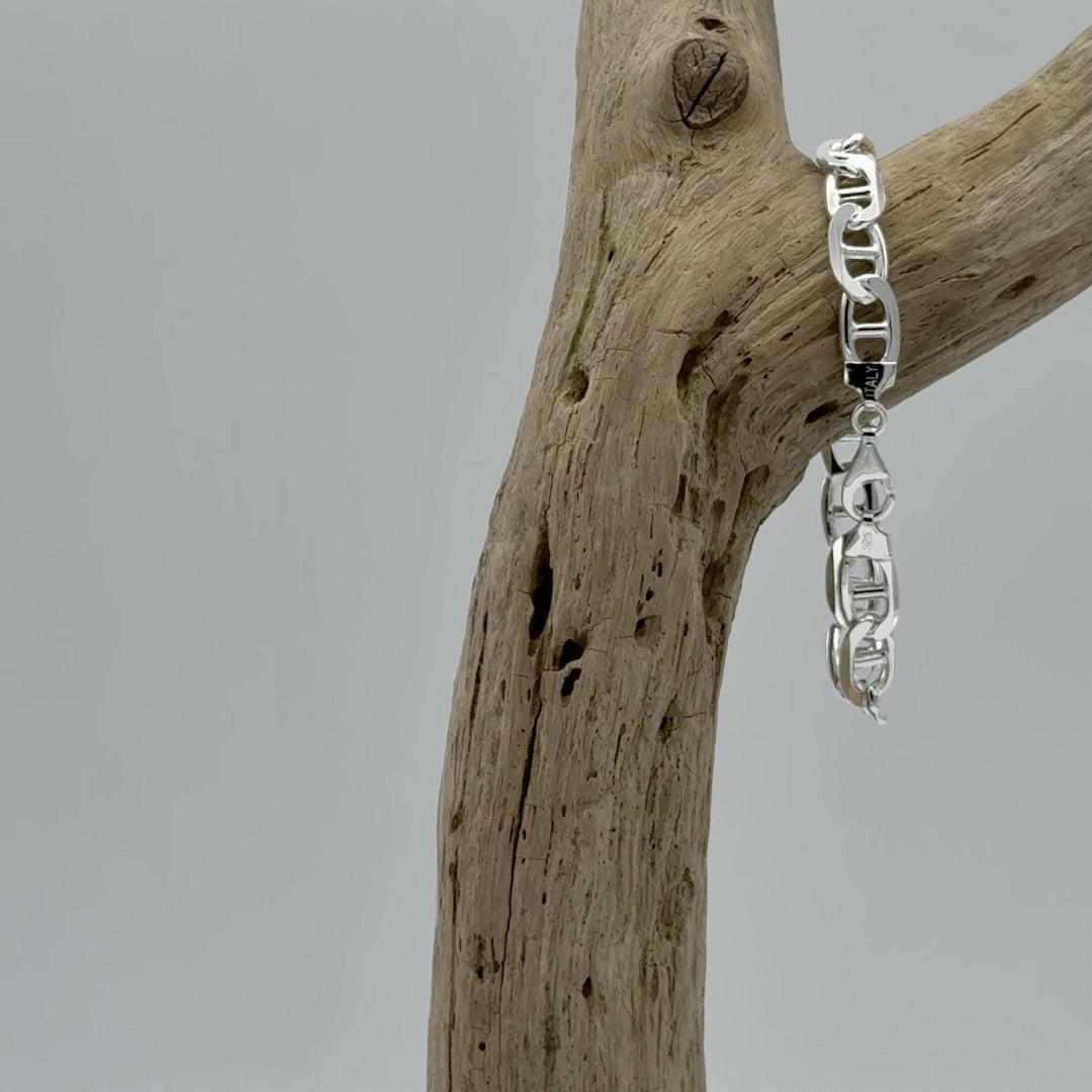 Zilveren Gucci armband, 10 mm breed van massief 925 zilver. Strakke vormgeving en luxe glans gecombineerd in een robuuste statement armband.