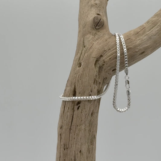 Close-up video van een 3 mm franco ketting, 50 cm lang, van 925 zilver. Soepel vallend met fijne schakels en subtiele glans in beweging.