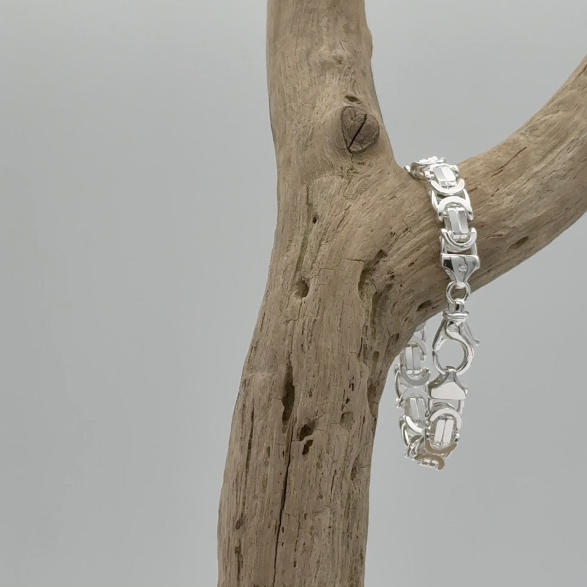 Plat model koningsarmband van massief 925 zilver. Door de dikke schakels heeft deze schakelarmband veel massa en een krachtige uitstraling.