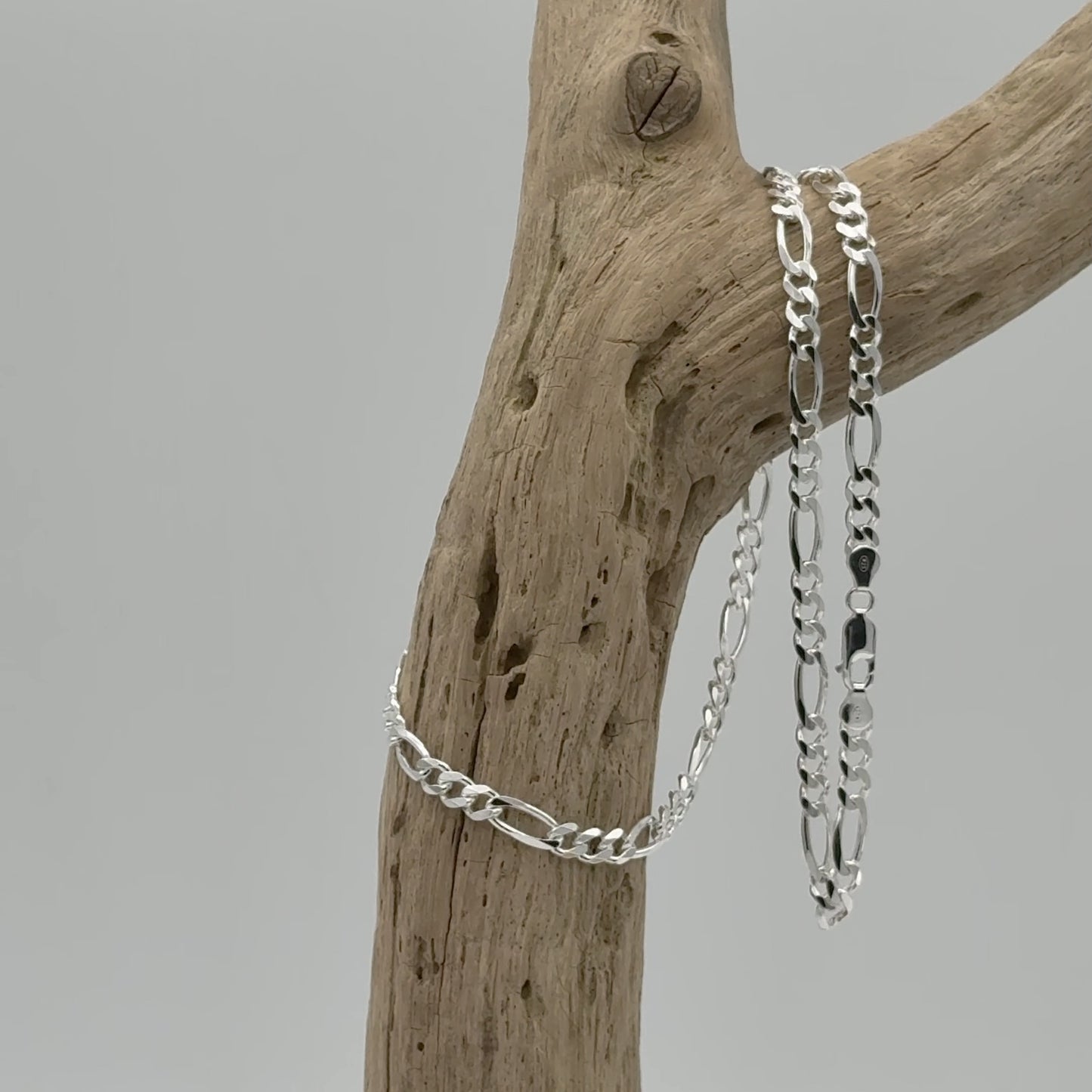 Zilveren figaro ketting, 5,5 mm breed van massief 925 zilver met figaro schakelpatroon. Mooie glans en tijdloze uitstraling voor elke dag.