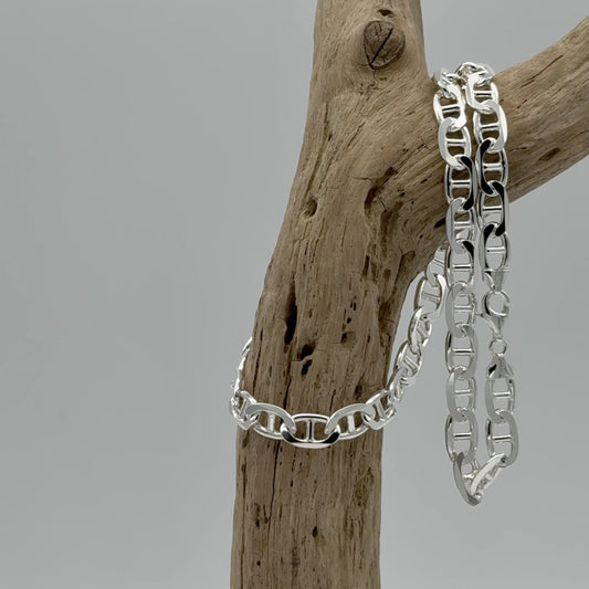 Gucci ketting ,10 mm van massief 925 zilver met brede schakel. Strakke vormgeving en luxe glans gecombineerd in een robuuste statement ketting.
