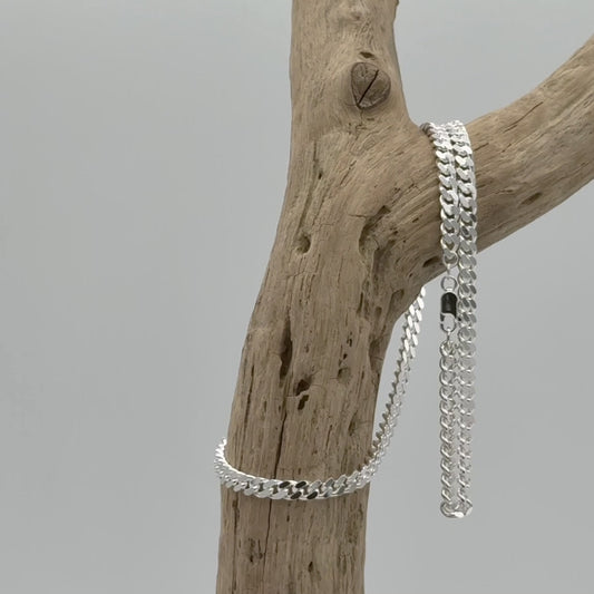 Zilveren gourmetketting 5,8 mm breed - 925 zilver, massieve schakels en tweezijdig geslepen, met prachtige subtiele glans en natuurlijke kleur.