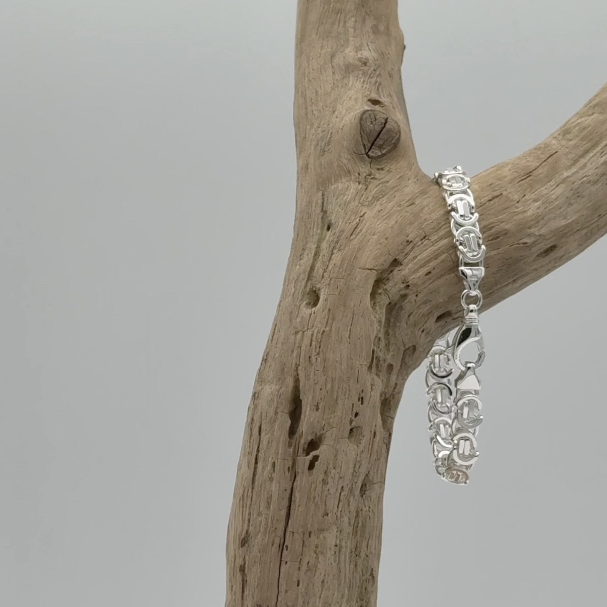 Platte koningsarmband van massief 925 zilver. De stevige schakels geven deze armband een stoere look met mooie balans tussen kracht en stijl.