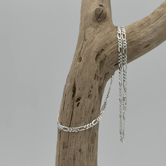 Zilveren figaro ketting 4,5 mm van 925 zilver met fijn figaro schakelpatroon en subtiele glans. Elegant en stijlvol voor zowel heren als dames.