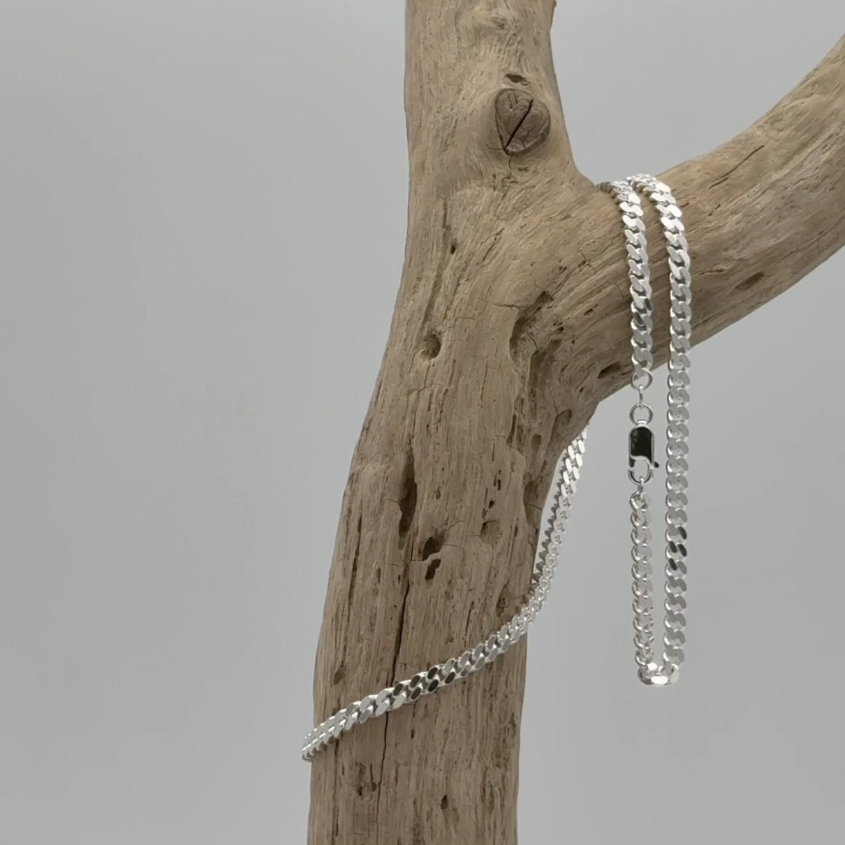 Zilveren gourmetketting 4,8 mm breed - 925 zilver, dicht geschakeld en tweezijdig geslepen. Hoogglans gepolijst met natuurlijke glans en kleur.