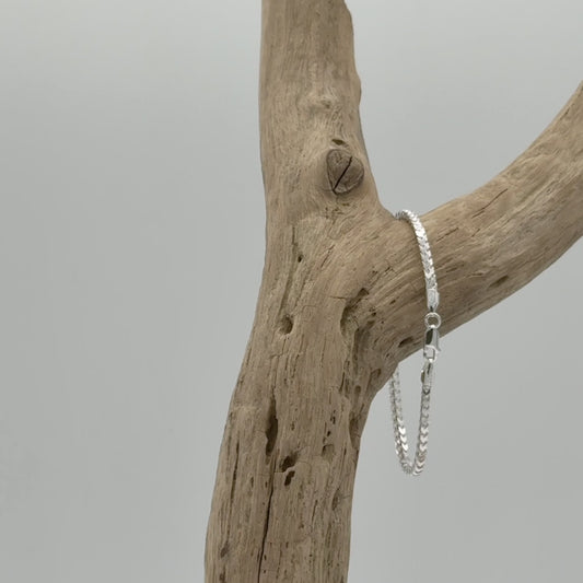 Close-up video van een 3 mm franco armband van 925 zilver, soepel vallende herenarmband met fijne schakels en subtiele glans bij elke beweging.