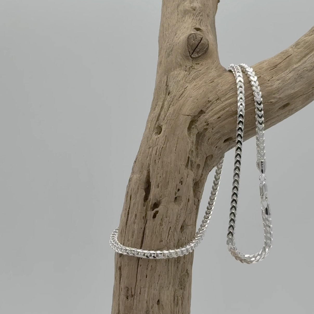 Close-up video van een 4 mm franco ketting, 60 cm lang, van 925 zilver. Robuuste schakel met sterke uitstraling en mooie reflectie in beweging.