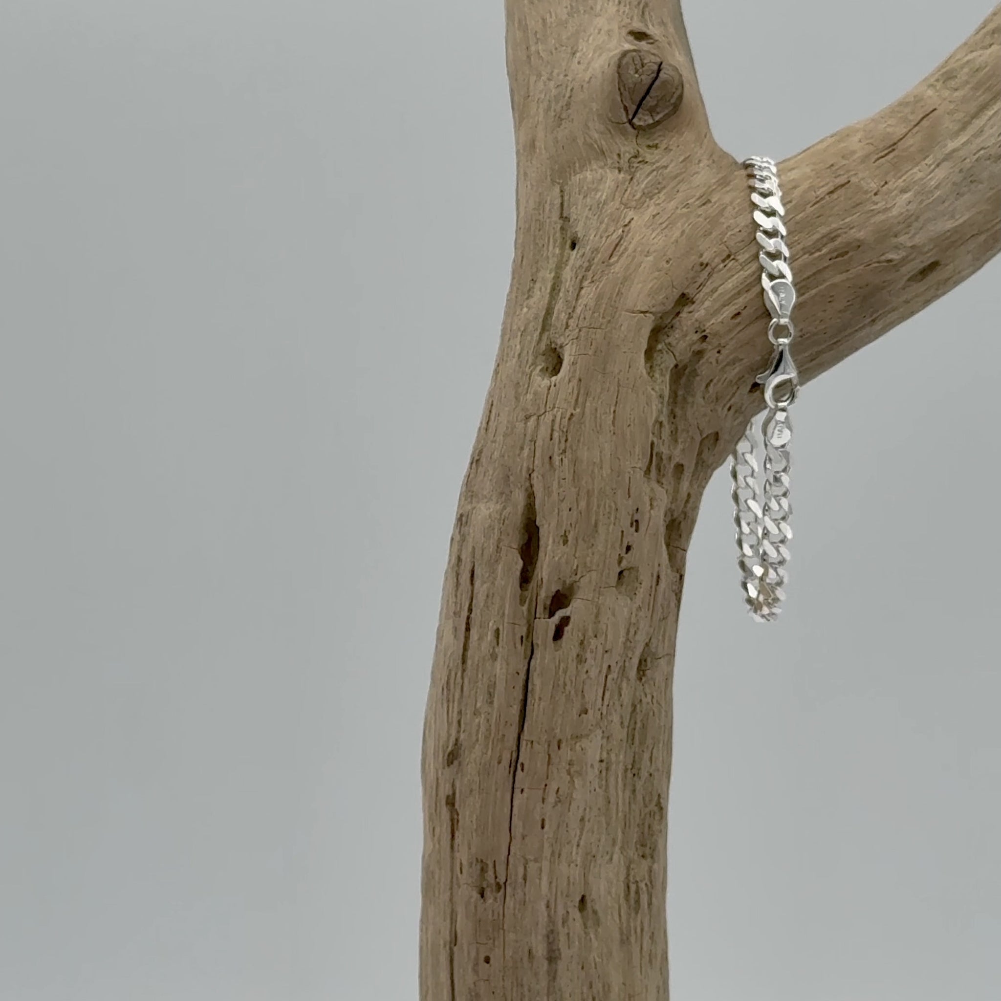 Zilveren gourmet armband, 5,5 mm van massief 925 zilver. Deze platte schakel combineert een subtiele glans met een stijlvolle uitstraling.